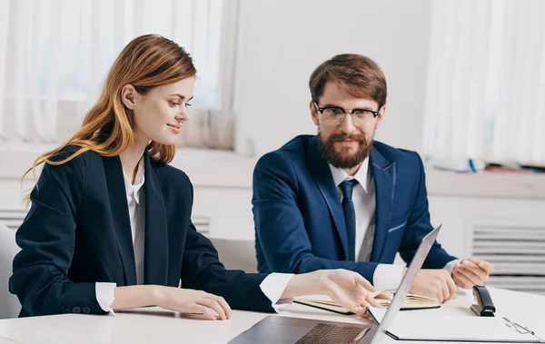 Business donna e uomo manager occhiali modello dipendenti ufficio di lavoro — Foto Stock