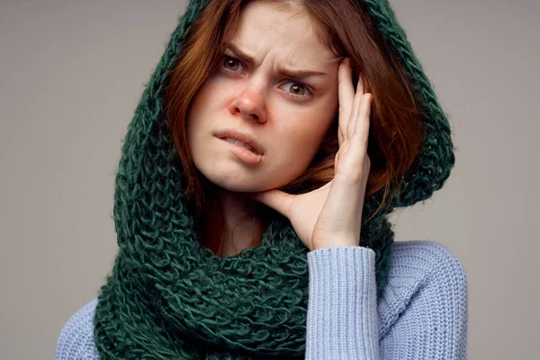 Mujer con bufanda verde en la cabeza gesticulando con las manos sobre el fondo gris problemas de salud —  Fotos de Stock