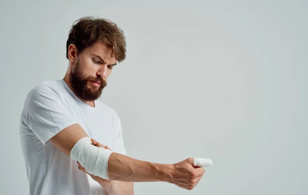 Hombre barbudo herido brazo vendaje hospitalización paciente —  Fotos de Stock