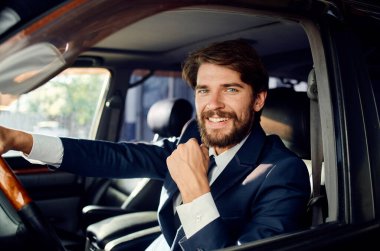 Takım elbiseli bir adam araba yolculuğu hayat tarzı bir yolcu kullanıyor.