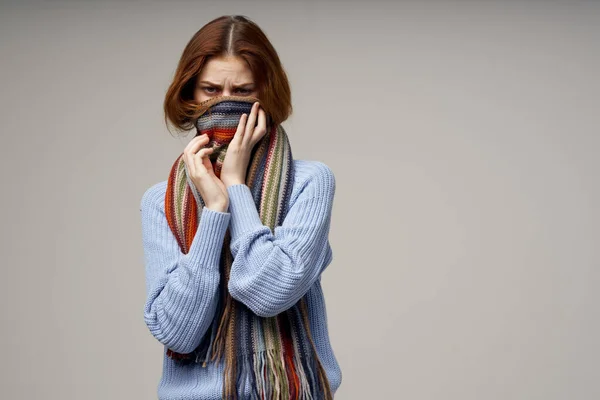 Frau in warmer Kleidung Schal laufende Nase Gesundheit Probleme grippaler Infekt — Stockfoto