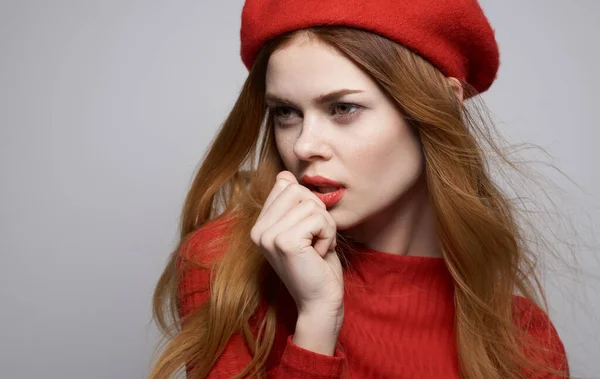 Mujer bonita en vestido rojo lujoso glamour aspecto atractivo recortado vista estudio —  Fotos de Stock