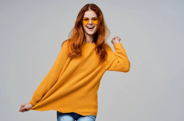 Mujer bonita emociones diversión moda amarillo gafas estudio aislado fondo — Foto de Stock