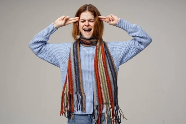 Mujer tocándose la cabeza con las manos problemas de salud ropa caliente bufanda dolor de cabeza —  Fotos de Stock