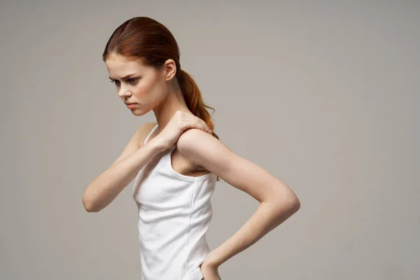 Vrouw houden zich door de schouders op beige achtergrond bijgesneden uitzicht — Stockfoto