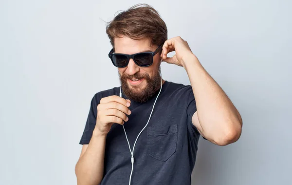 Vrolijke man van een zonnebril met een koptelefoon luistert naar muziek levensstijl leuke emoties — Stockfoto