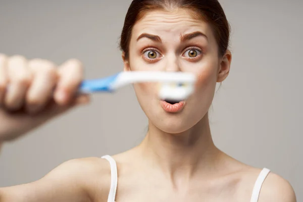 Pretty woman toothbrush hygiene oral care studio — Stock Photo, Image