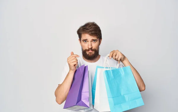 Homem barbudo com pacotes em mãos cortadas fundo isolado Compras — Fotografia de Stock