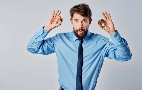 Бізнесмен в сорочці з краваткою технології інтернет економіка криптовалюта — стокове фото