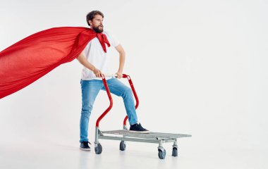 Kırmızı ceketli adam t-shirt 'lü kargo vagonu hafif arka plan kopyalama
