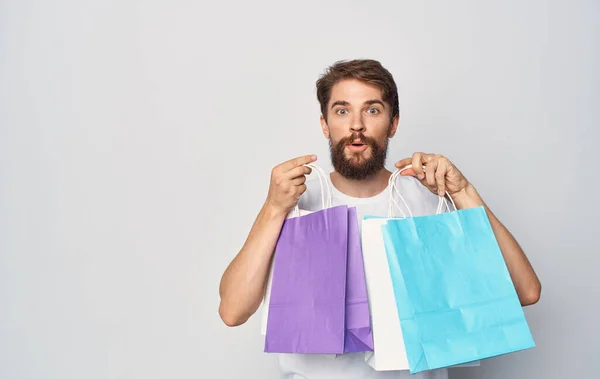 Uomo barbuto con pacchetti in mani ritagliato sfondo isolato Shopping — Foto Stock
