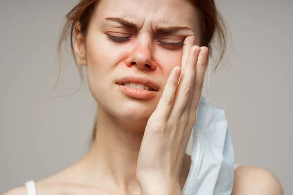Wanita dingin masker medis infeksi hidung merah — Stok Foto