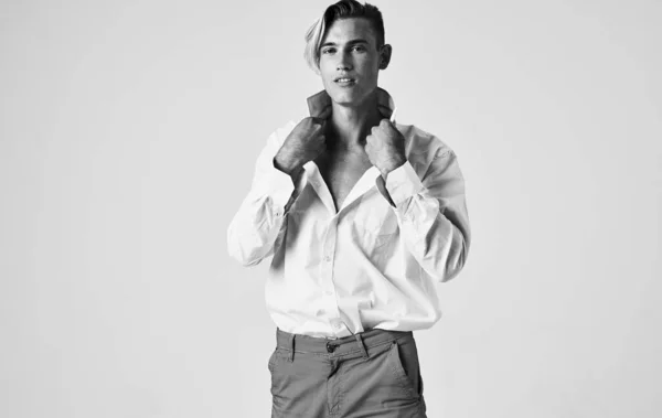Mooie heer in een shirt op een lichte achtergrond grijs foto model — Stockfoto