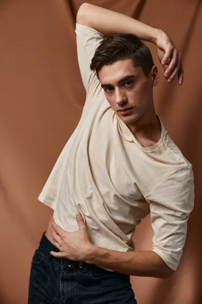 Przystojny mężczyzna atrakcyjny wygląd model tkanina tło studio pozowanie — Zdjęcie stockowe