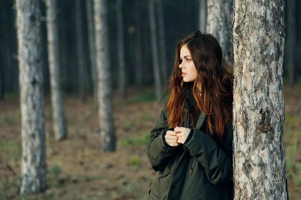 Mulher na floresta perto da árvore ao ar livre andar vista lateral — Fotografia de Stock