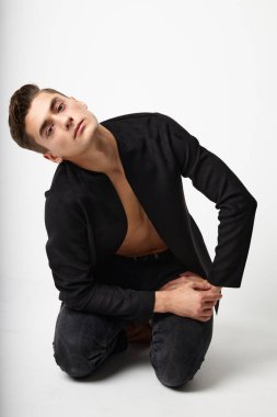 Siyah ceketli adam fotoğraf stüdyosunda poz veriyor modern moda gündelik kıyafetleri