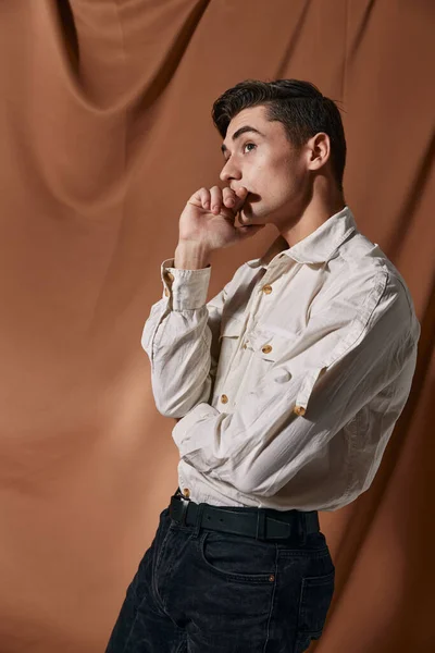 Όμορφος νεαρός άνδρας σε λευκό πουκάμισο τρόπο ζωής casual φορούν μοντέρνο στυλ — Φωτογραφία Αρχείου