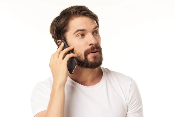 Hombre hablando por teléfono blanco camiseta tecnología recortada — Foto de Stock
