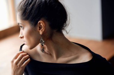 Romantik kadın model portresi makyaj ve gece elbisesi açık arka planı.