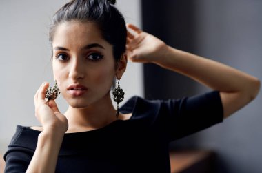 Romantik kadın model portresi makyaj ve gece elbisesi açık arka planı.