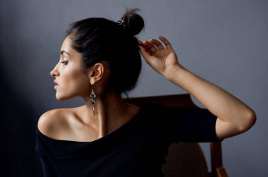 Romantik kadın model portresi makyaj ve gece elbisesi gri arka plan.