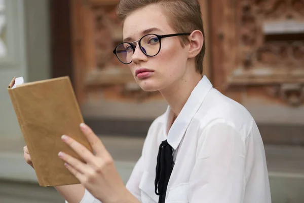 Éducation femme avec lunettes étudiante près de l'institut livre dans les mains modèle close-up — Photo