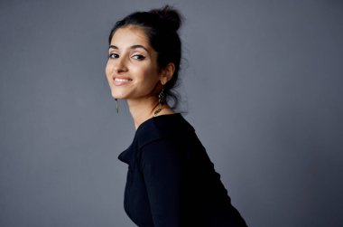 Gri arka planda siyah elbiseli kadın portresi yakın plan kırpılmış görüntü modeli