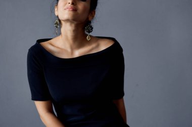 Gri arka planda siyah elbiseli kadın portresi yakın plan kırpılmış görüntü modeli