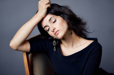 Gece elbisesi içinde seksi bir kadının portresi. Küpe desenli.