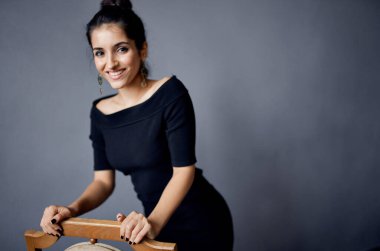 Sandalyedeki romantik kadın içeride seksi görünüm küpeleri makyaj