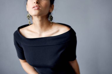 Gri arka planda siyah elbiseli kadın portresi yakın plan kırpılmış görüntü modeli