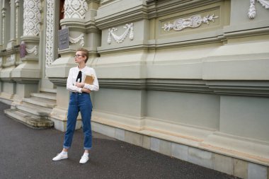 Elinde kitap gözlüğü olan sevimli bir kız öğrenci. Eski moda eğitim enstitüsü.