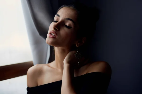 Mulher sexy perto de maquiagem janela em cortinas cinza modelo vestido de noite — Fotografia de Stock