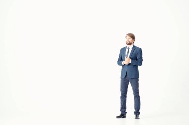 Hafif arkaplanlı klasik takım elbiseli kendine güvenen iş adamı Kopyalama Boşluğu