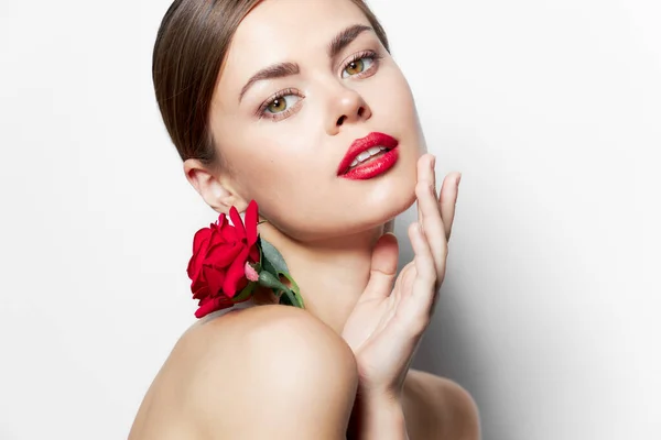 Bruneta Rose květiny červené rty jasné kůže dlouhé vlasy — Stock fotografie