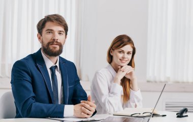 İş adamları masa başı çalışanlarında bir dizüstü bilgisayarla bulunurlar.