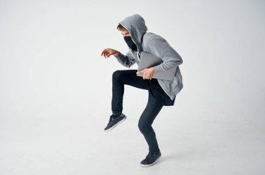 Gizemli maskeli adam dizüstü bilgisayar korsanları sızma tehlikesi