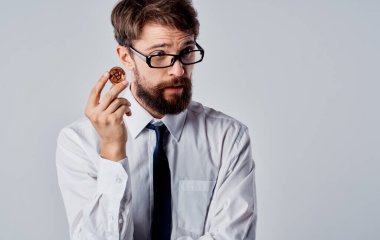 Bitcoin kripto iş adamı takım elbiseli, gri arkaplan kopyalama alanı