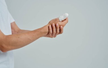 Kırık başparmağı olan bir adam sağlık sorunları olan bir hasta
