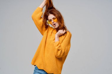 Güzel kadın duyguları. Eğlenceli moda sarı gözlükleri stüdyosu.