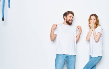 Kotlu ve tişörtlü mutlu adam ve kadın açık arka planda