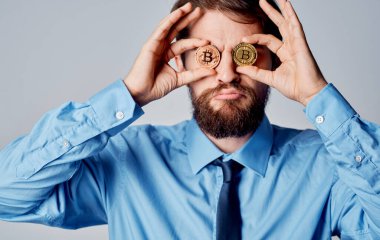 İş adamı kripto para birimi Bitcoin, yüz yüze duyguların yanında finans teknolojisi