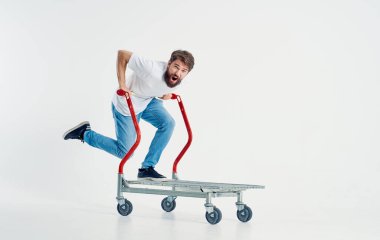 Elinde tramvayla hafif arka planda ağır nesneler taşıyan bir adam.