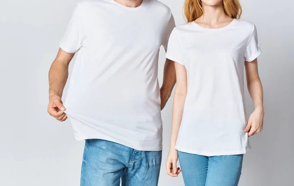 Homem e mulher em camisetas brancas e jeans roupas de estilo elegante — Fotografia de Stock