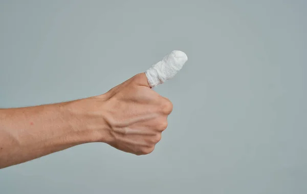 Man in white t-shirt broken finger bandaged medicine — Stock Photo, Image