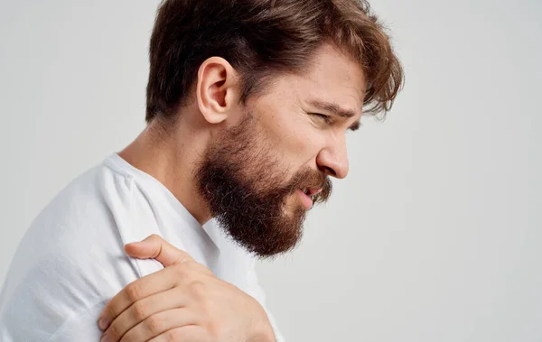 Brodaty mężczyzna dotykający ramienia z bólem ręki zwichnięcie interwencji medycznej — Zdjęcie stockowe
