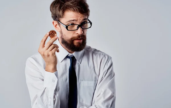 Біткойн криптовалюта бізнесмен у костюмі сірого фону Копіювати Простір — стокове фото