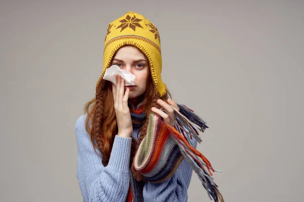 Frau mit laufender Nase Serviette in der Hand gesundheitliche Probleme Kopfschmerzen — Stockfoto