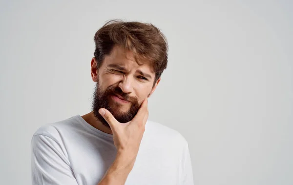 Mann mit Bart trägt weißes T-Shirt gesundheitliche Probleme Zahnschmerzen — Stockfoto