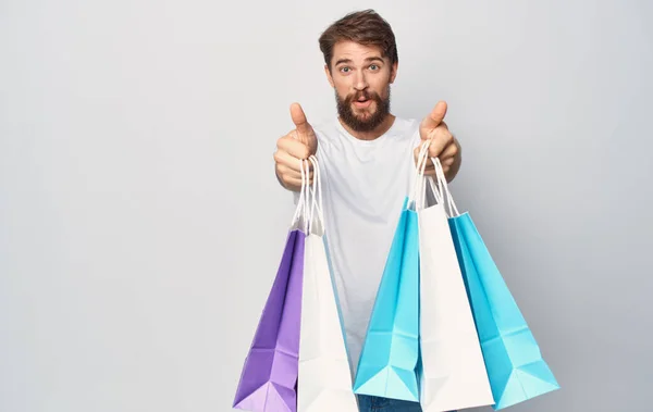 Bärtiger Mann mit Paketen in der Hand abgeschnitten — Stockfoto